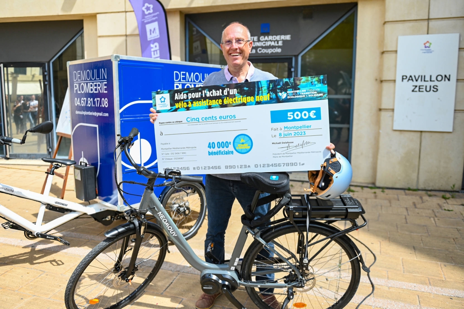 Un homme et son vélo électrique