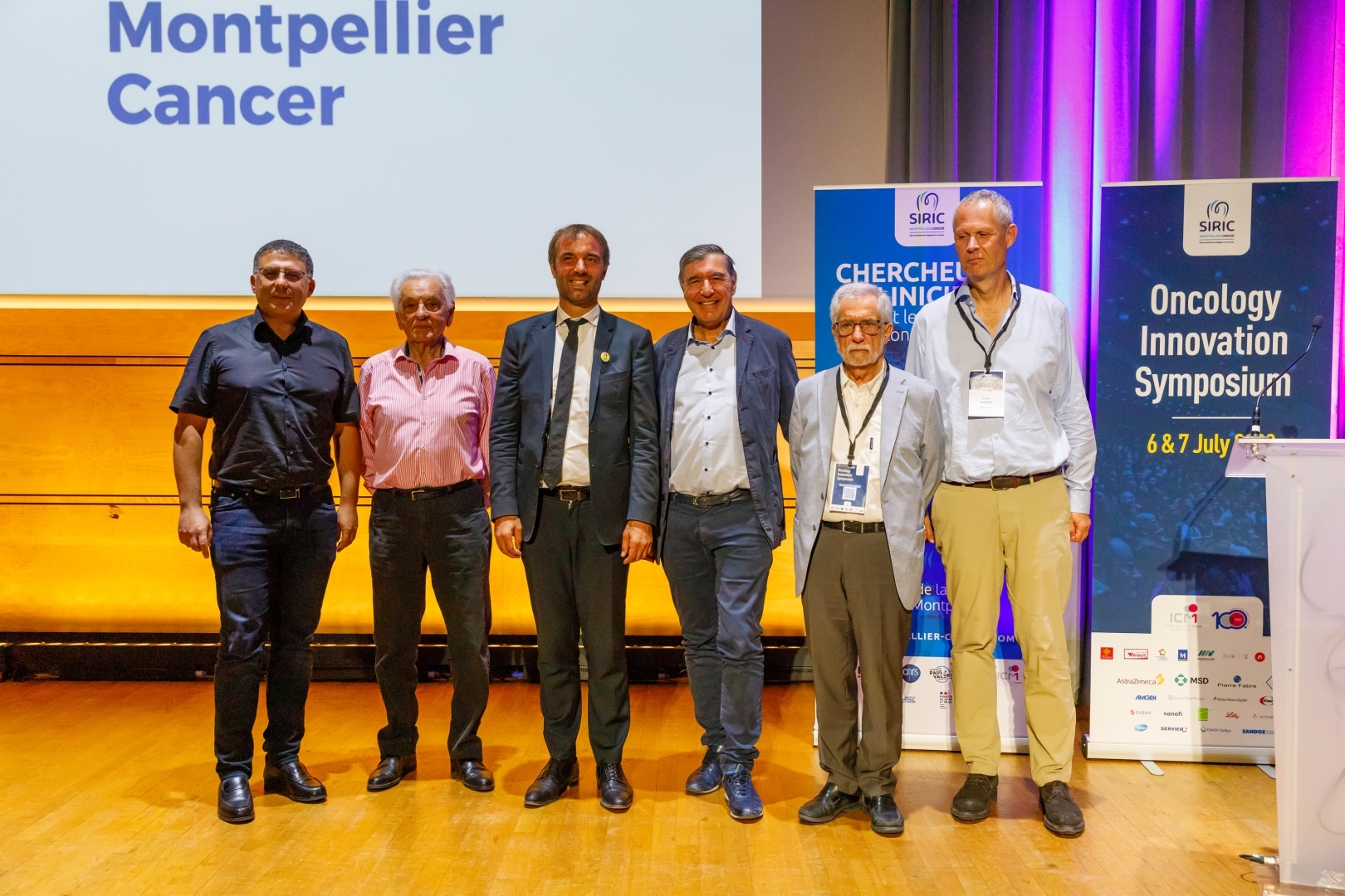 Cinq hommes posent sur scène