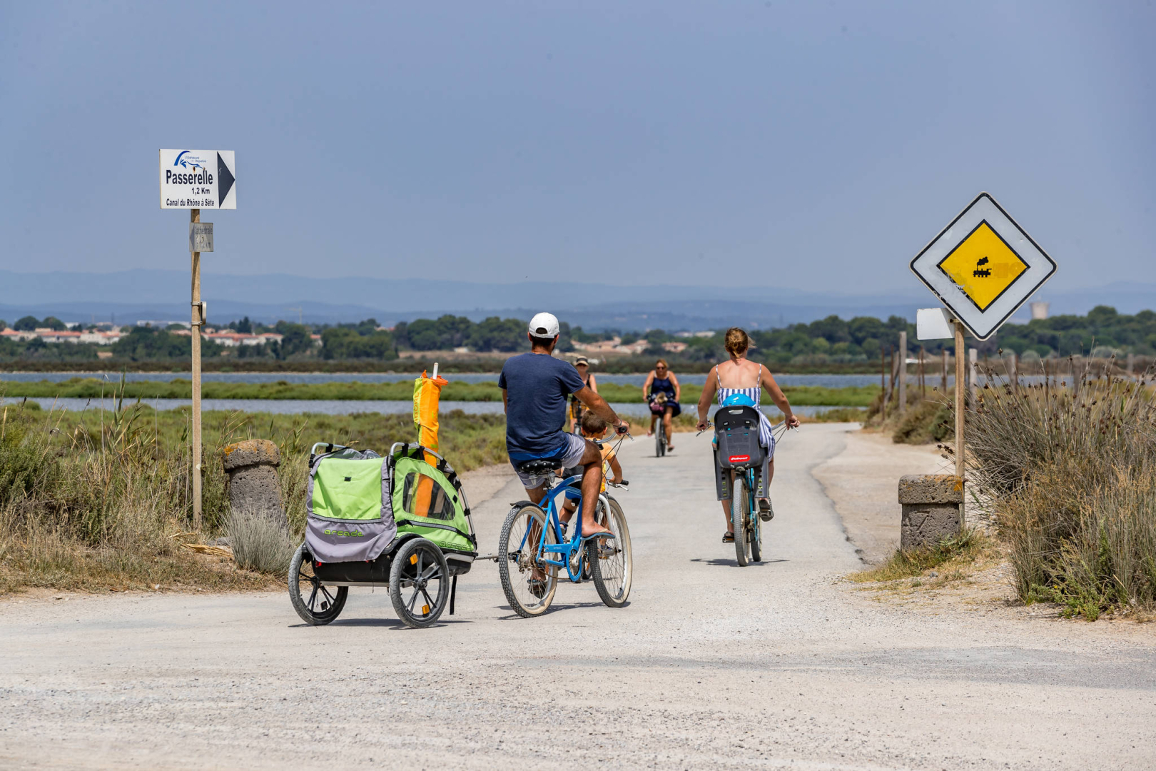 Famille en Veloplage en direction du Pilou