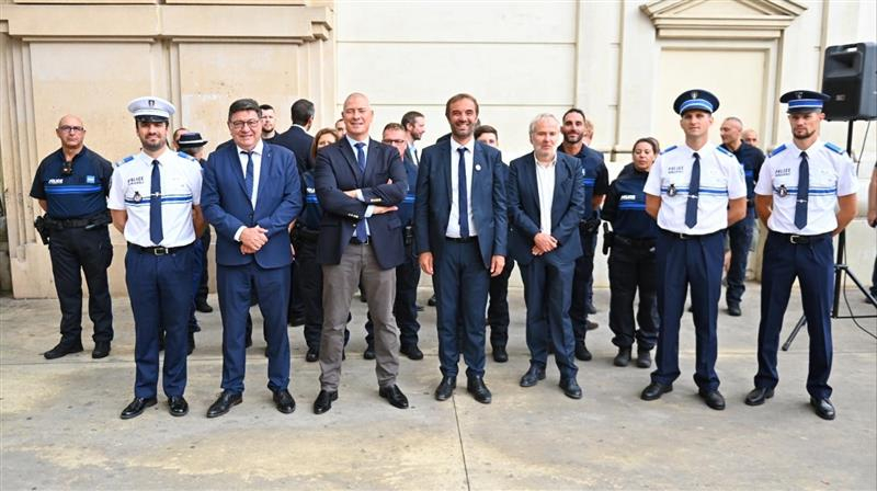 Autorités civiles et policières.