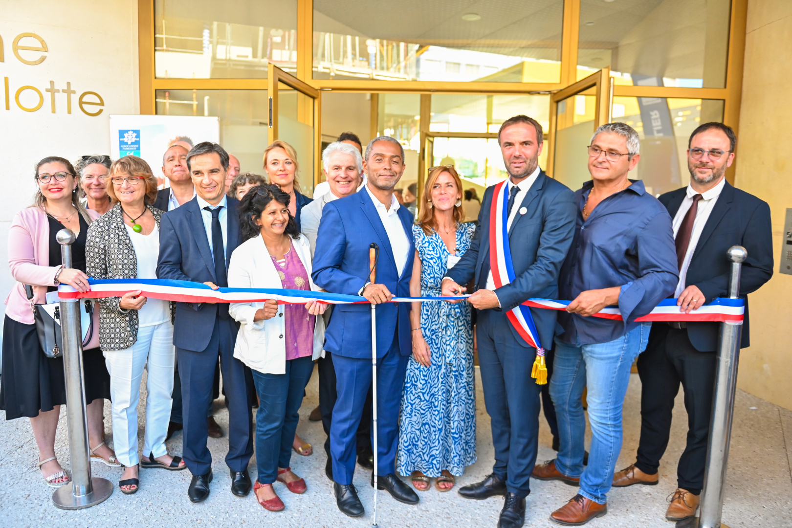 Coupure de ruban, en présence des différents partenaires, lors de l'inauguration de la crèche Liselotte