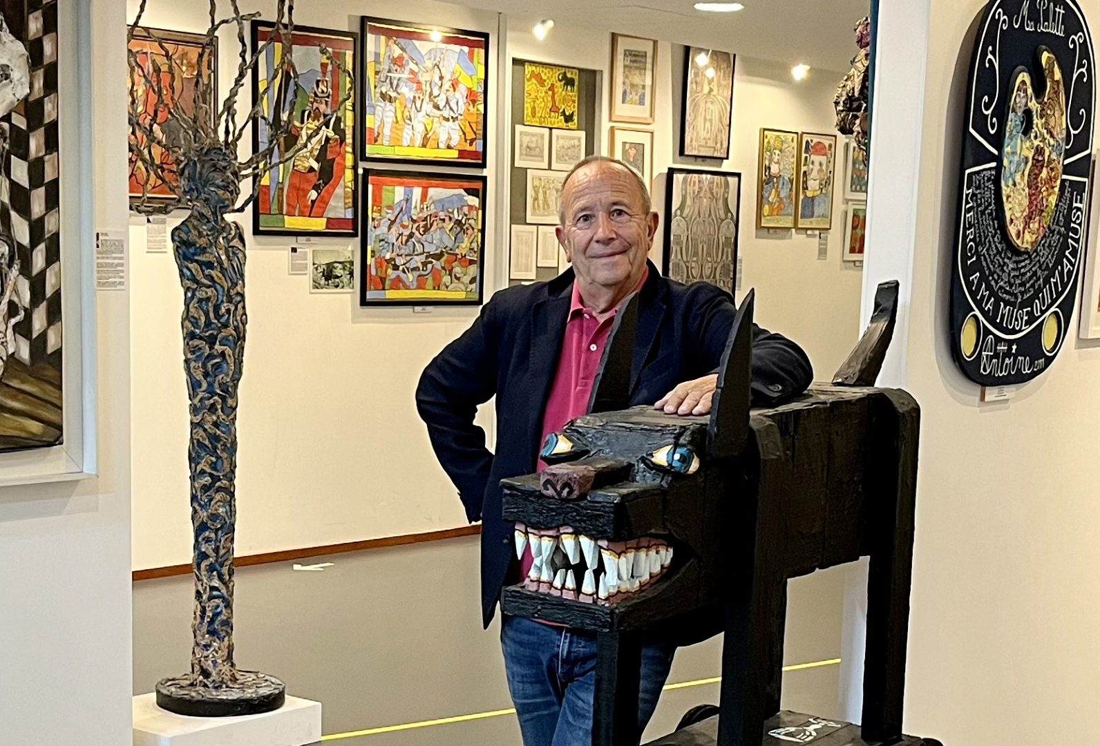Patrick Michel au milieu de ses oeuvres au musée de l'art brut