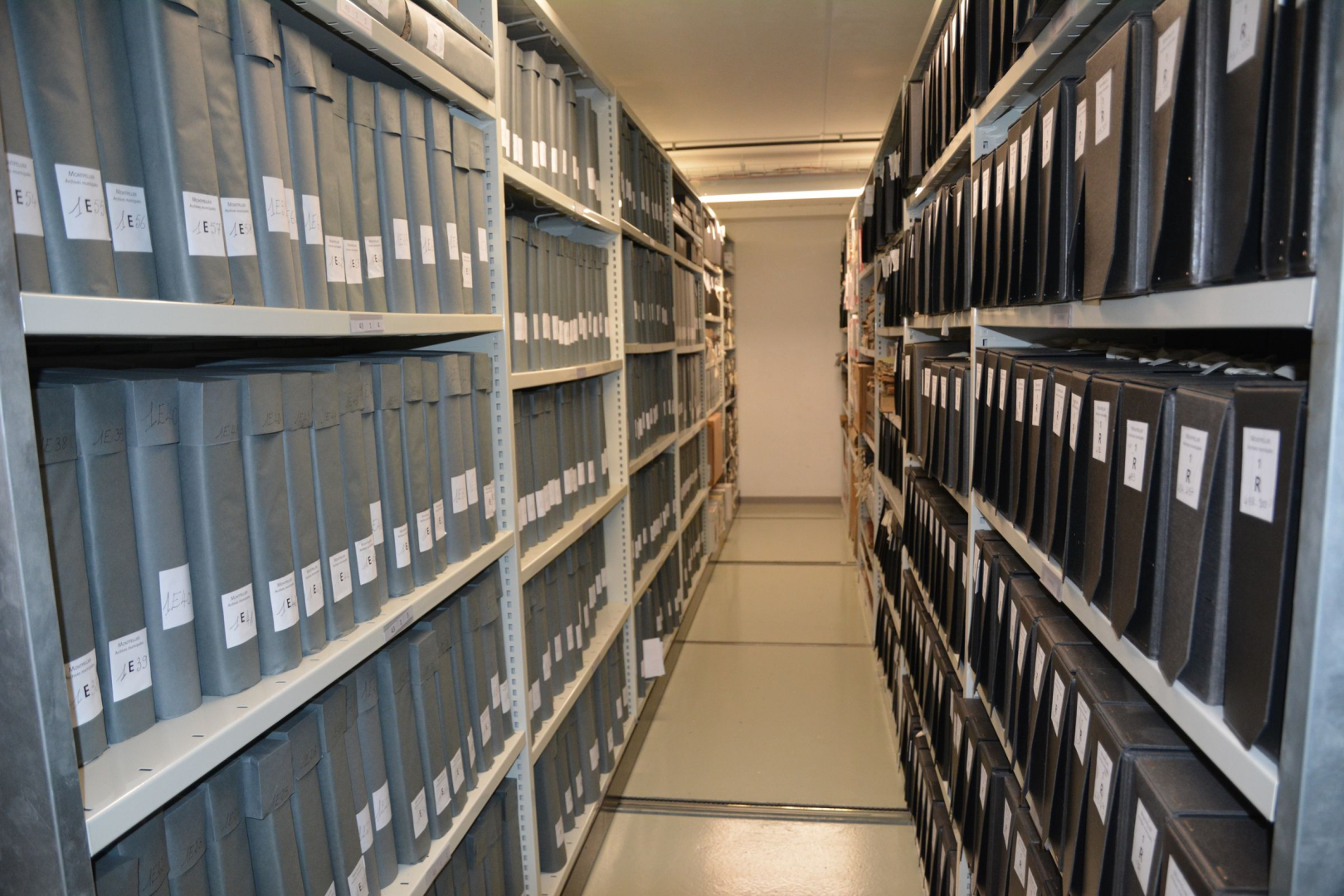Vue des rayonnages aux archives municipales