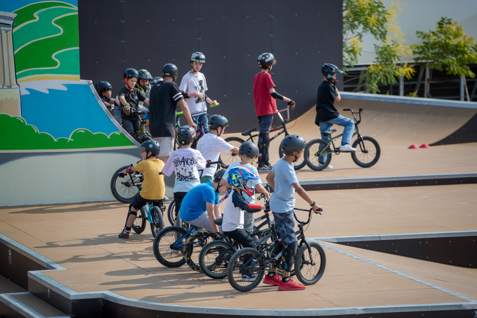 enfants et vélos dans le BMX skatepark