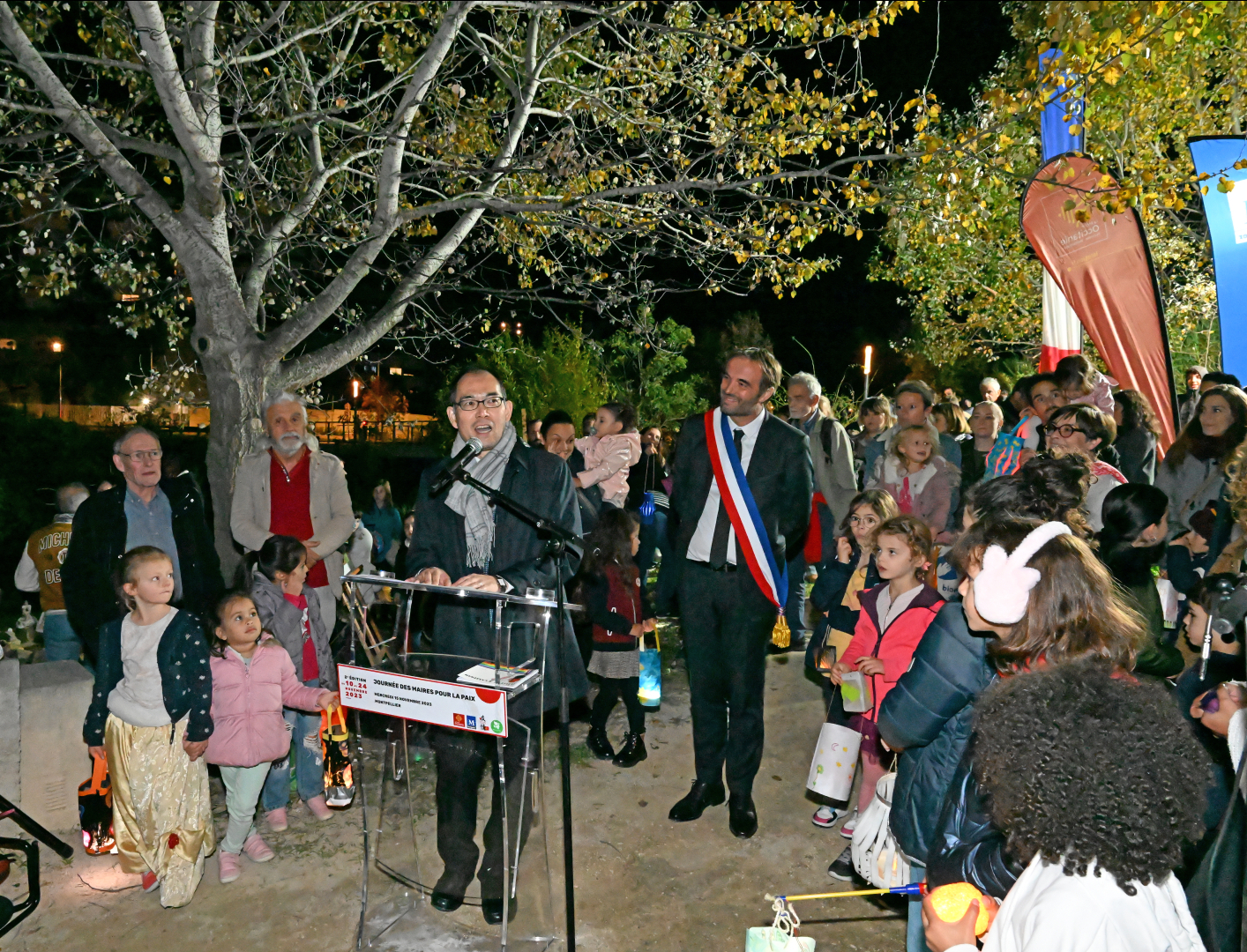 Akihiro Takazawa, consul général adjoint du Japon, Michaël Delafosse, les élèves de l'école Charles Dickens et les représentants de Mayors for peace