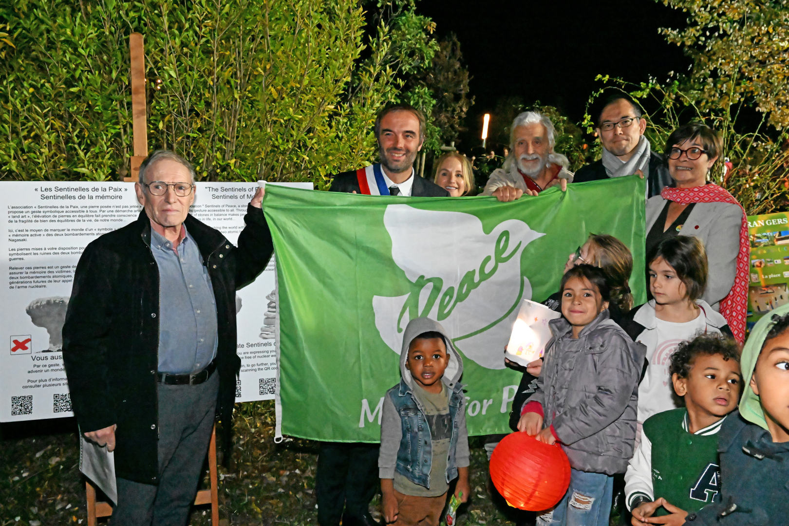 Jean-Jacques Siry (Sentinelles pour la paix), Michaël Delafosse, Clare Hart, Michel Soriano (Mayors for Peace), Akihiro Takazawa et Marie-Alice Pele, entourés des élèves de l'école Charles Dickens 