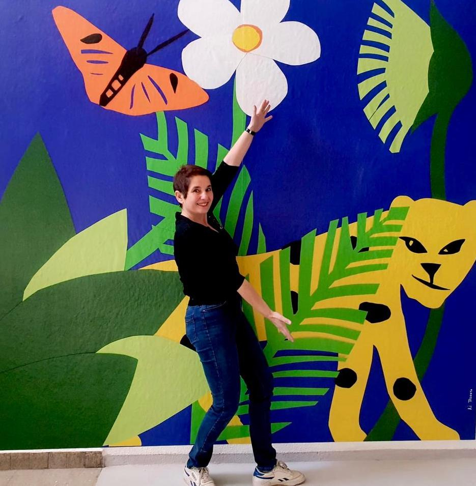 Nathalie Trovato devant sa toile. 