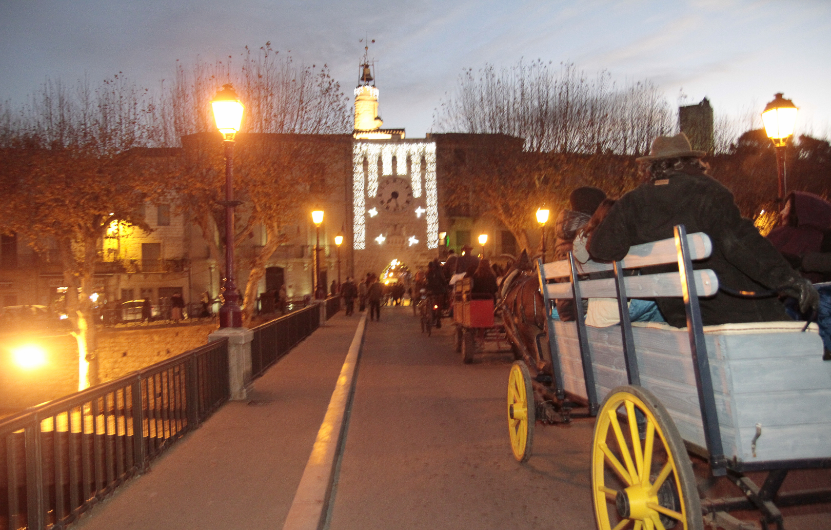 Chevaux transportant des olives arrivant à Sommières