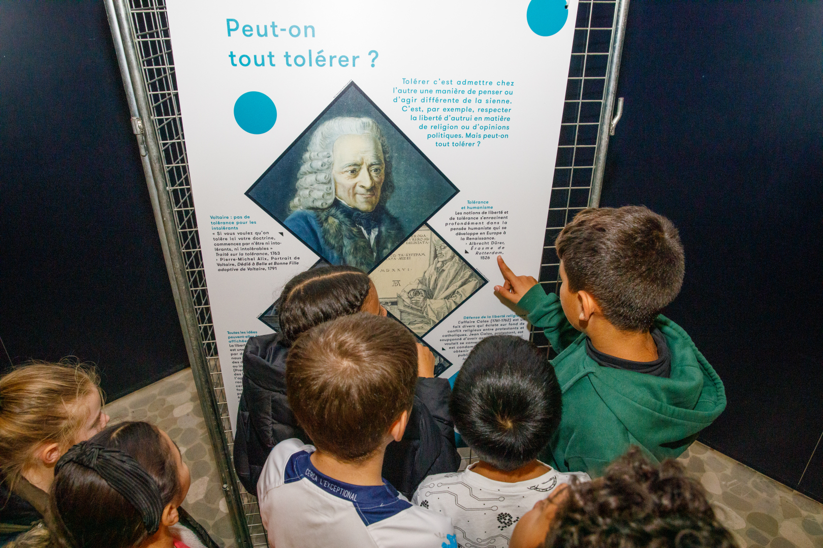 Des élèves regardent l'expo.