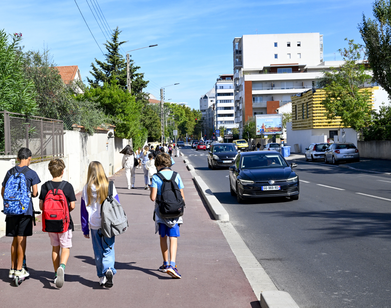 Ecoliers sur le chemin de Moulares