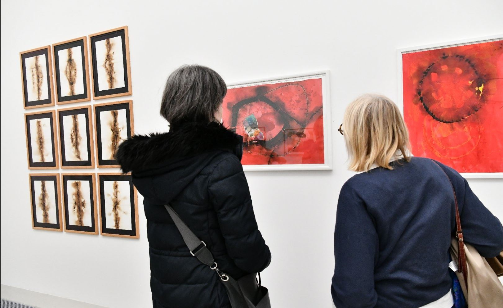 Visiteurs devant les toiles de Christian Jaccard