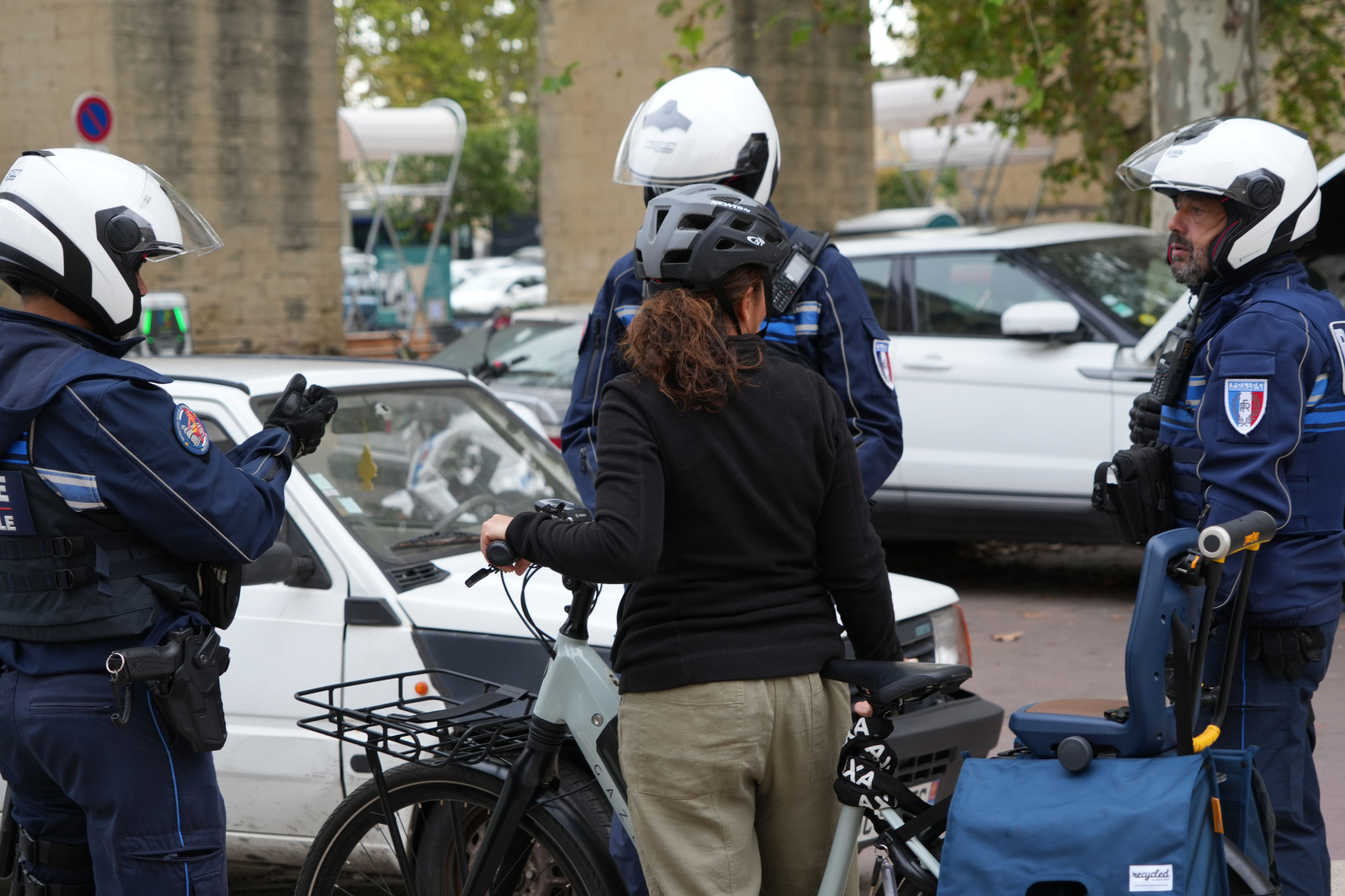 La brigade des mobilités douces et des incivilités contrôle une cycliste