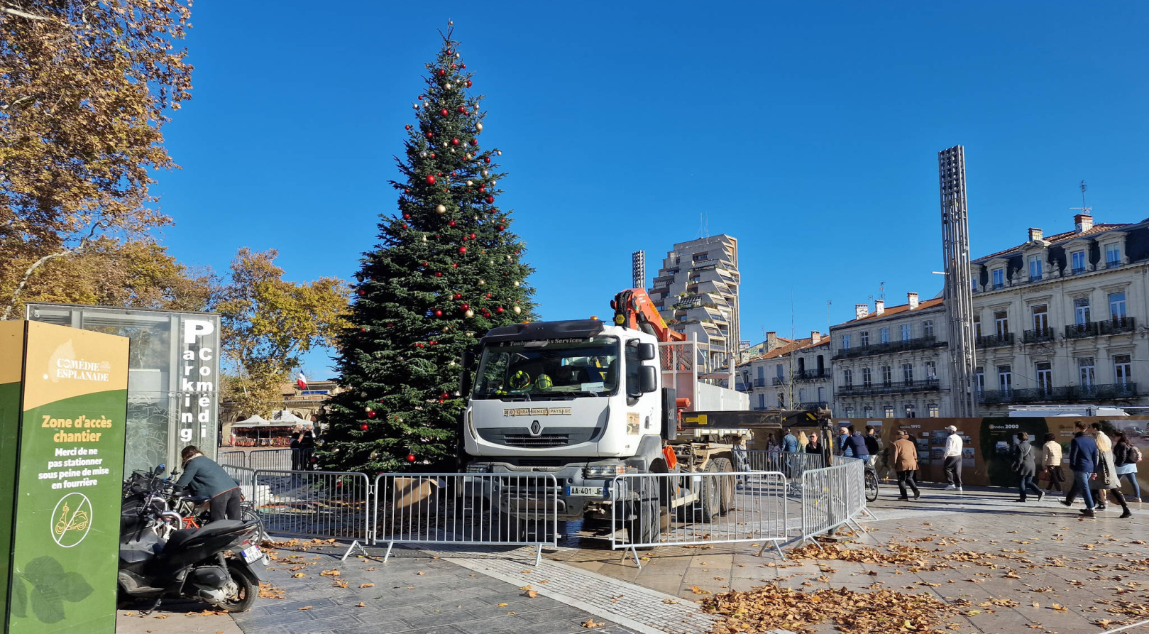 Le montage du sapin sur la Comédie