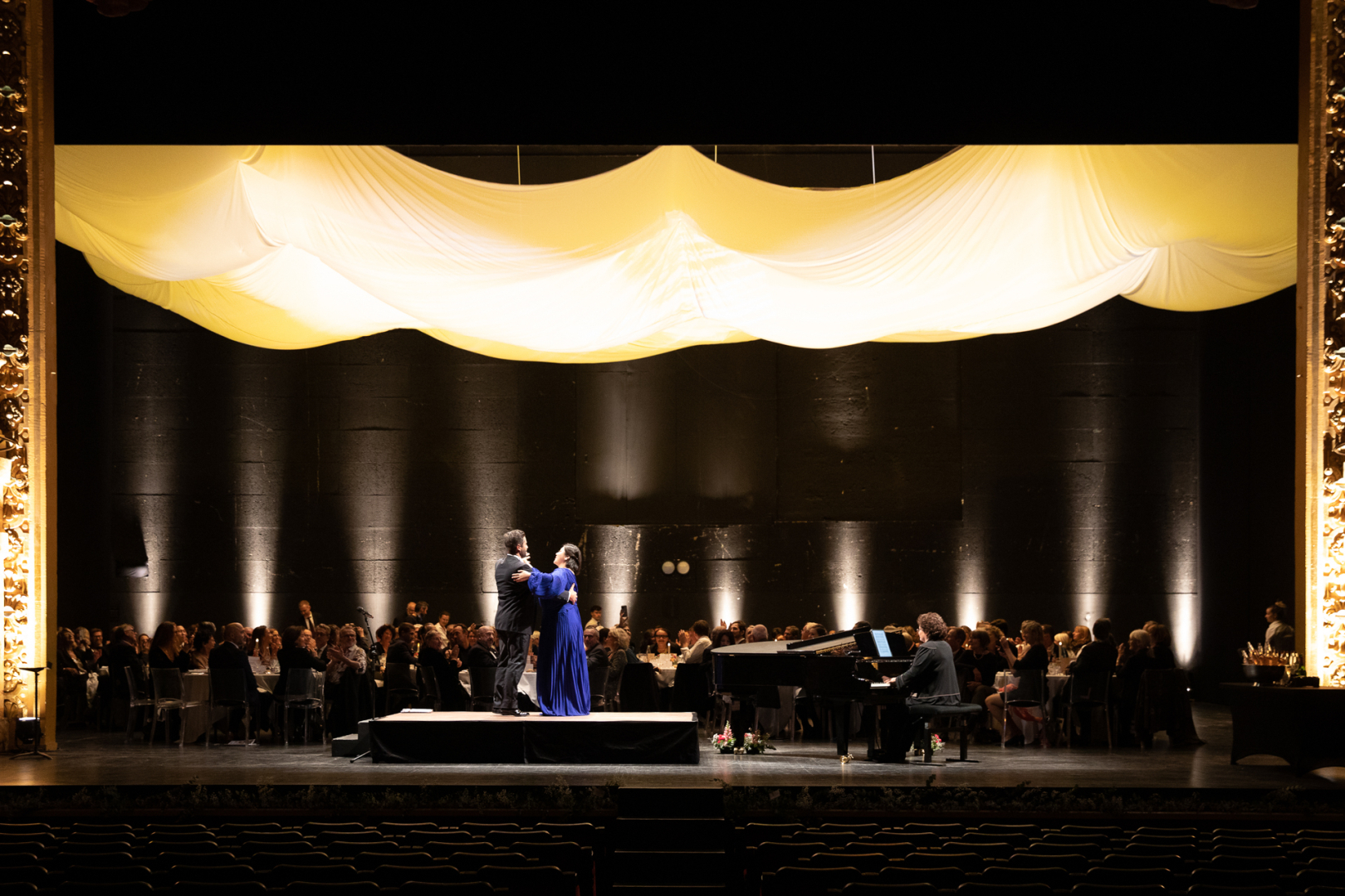 Scène opéra avec diner et chanteur