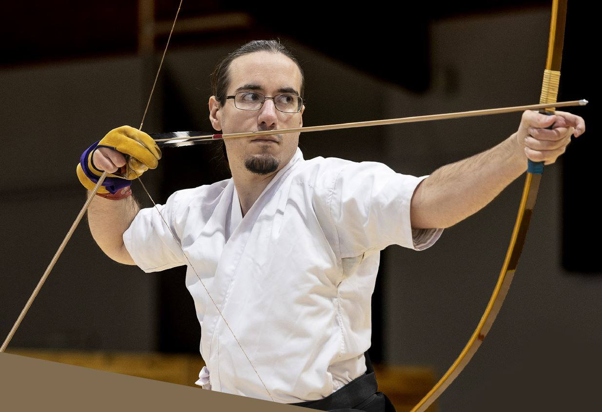 Homme pratiquant le tir à l'arc japonais