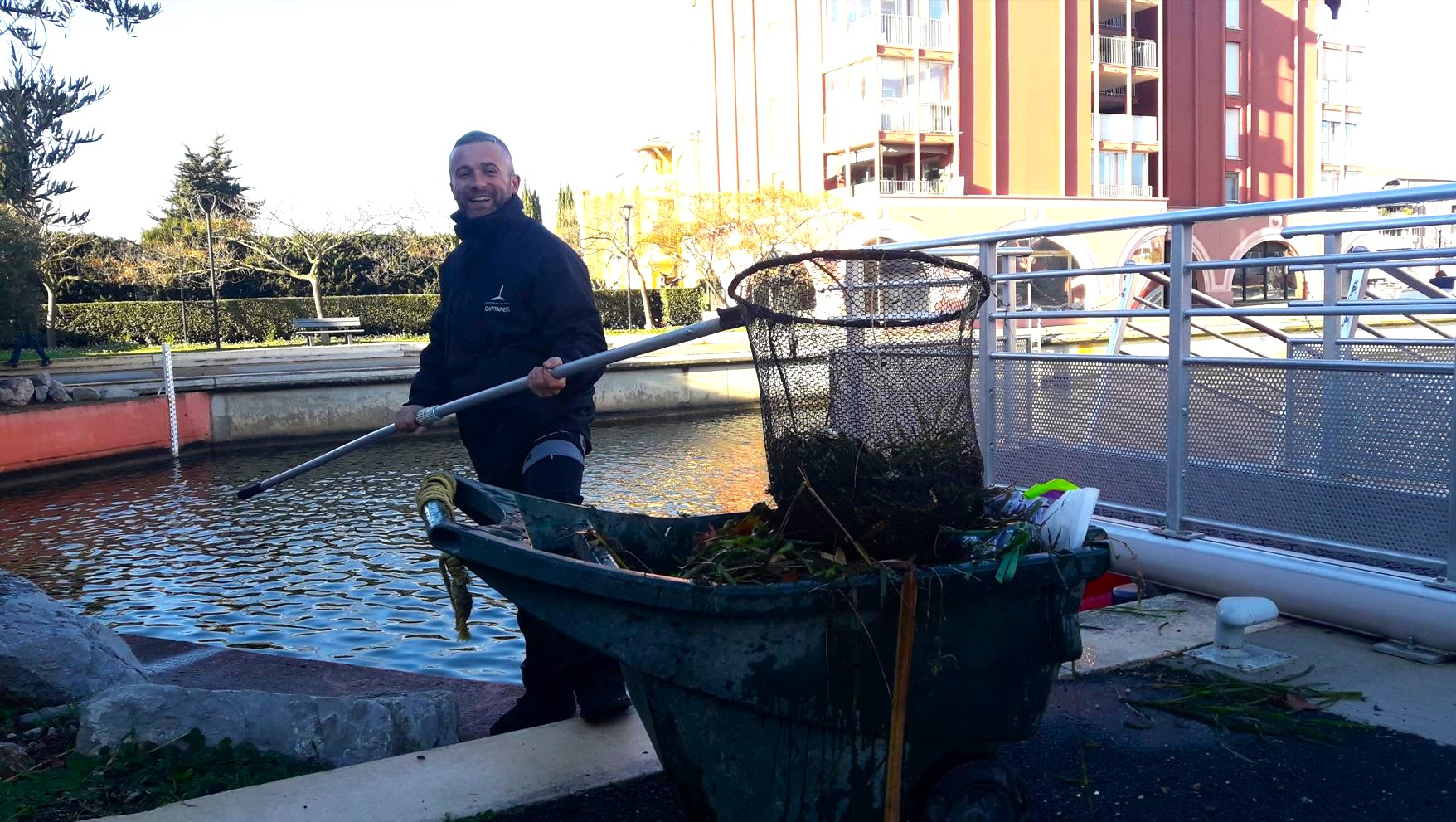 L'entretien quotidien des eaux du port