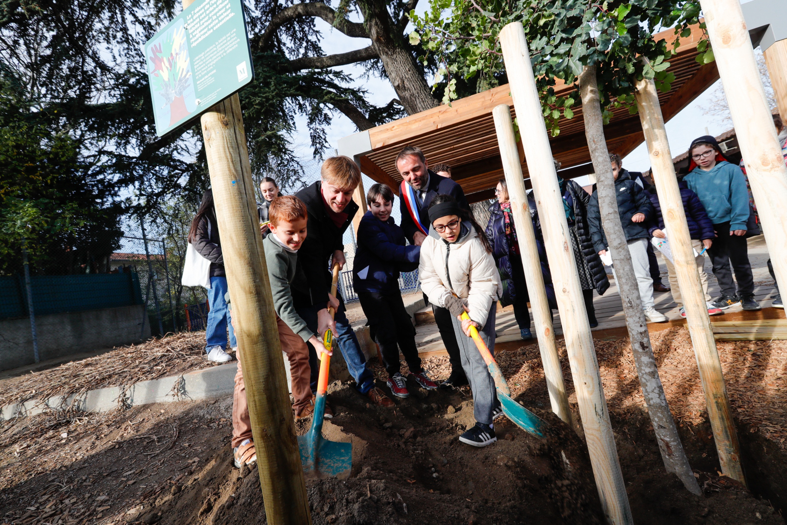 Les élèves de l'école Dickens ont planté un arbre de la laïcité en compagnie du maire