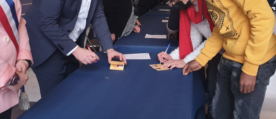 Signature et remise des cartes de parrainage républicain 