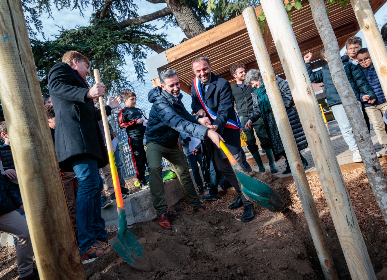Le directeur de l'école plante l'arbre de la laïcité en compagnie du maire