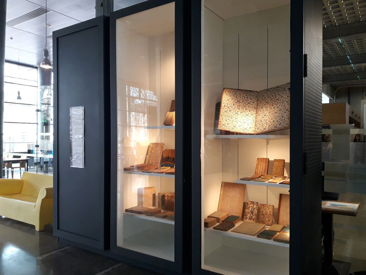 Vitrine de l'exposition sur la dominoterie à la médiathèque Emile Zola