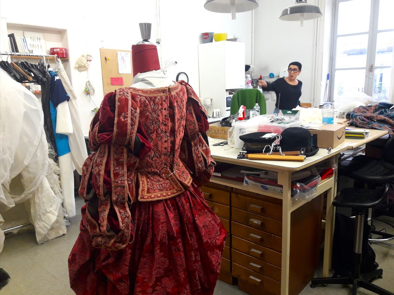 Vue de l'atelier principal des costumes au 1er étage de l'Opéra Comédie