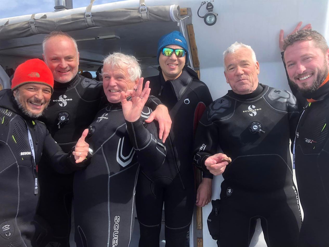 Michel Ramonda, à gauche, avec quelques membres des moniteurs plongeurs du club