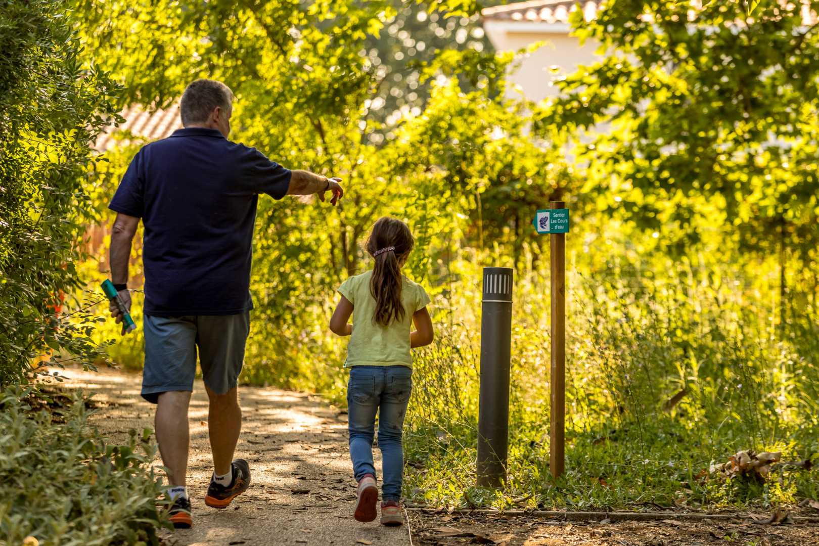Père et fille sur le sentiers des cours d'eau