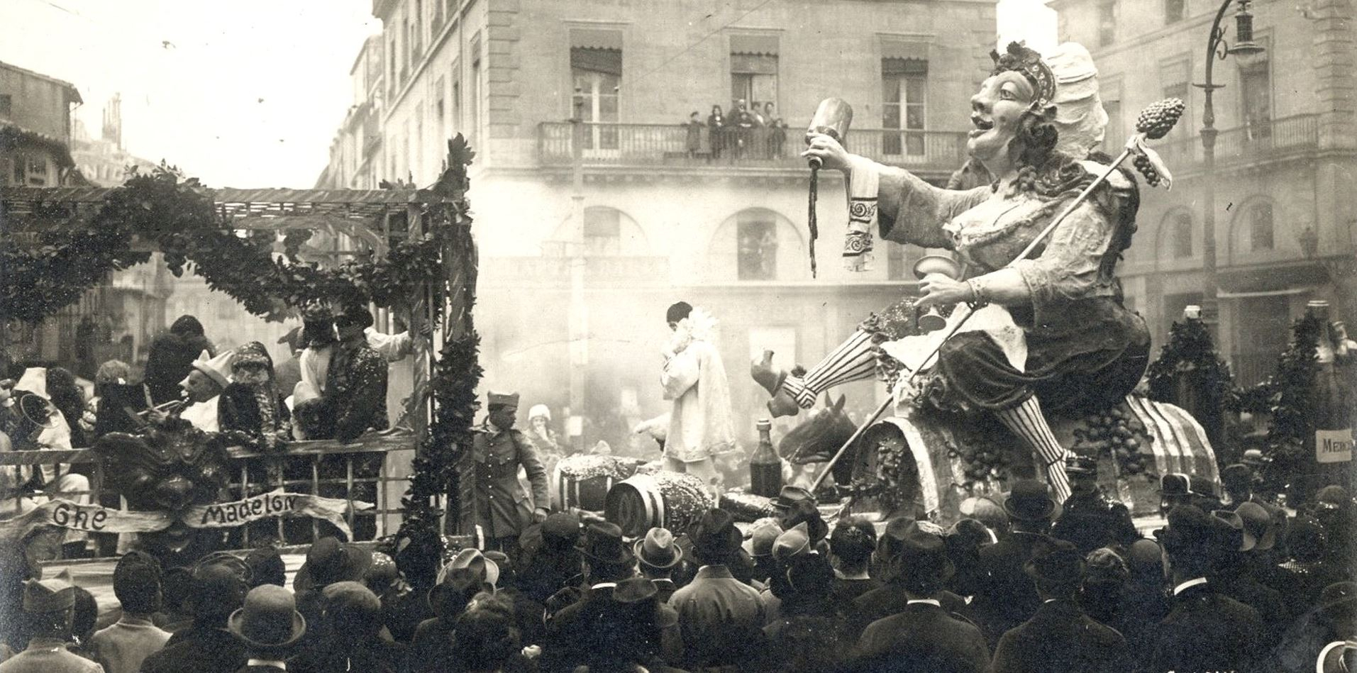 Photo de char de carnaval, la Madelon, dans les rues de Montpellier