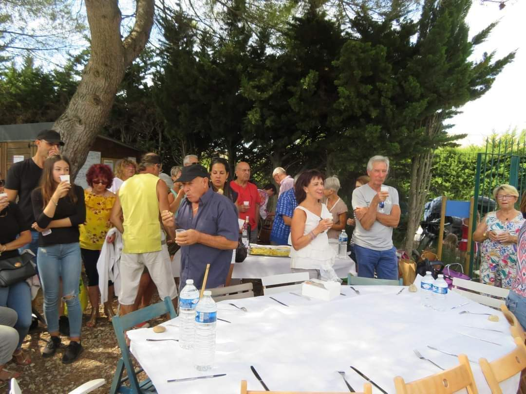 Repas partagé dans les jardins