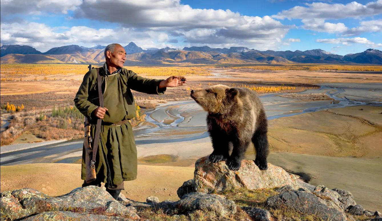 Photo du film La Vallée des Ours, du réalisateur Hamid Sardar-Afkhami, représentant un moine et un ours