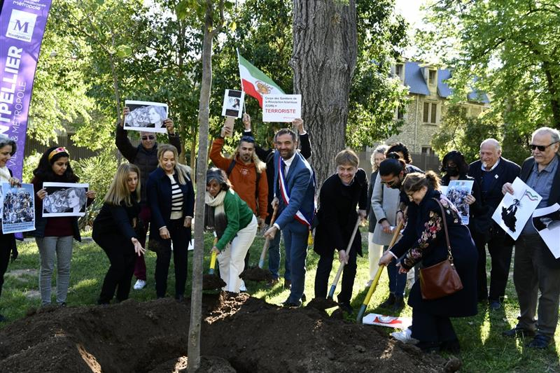 Élus locaux et diaspora iranienne lors de la plantation