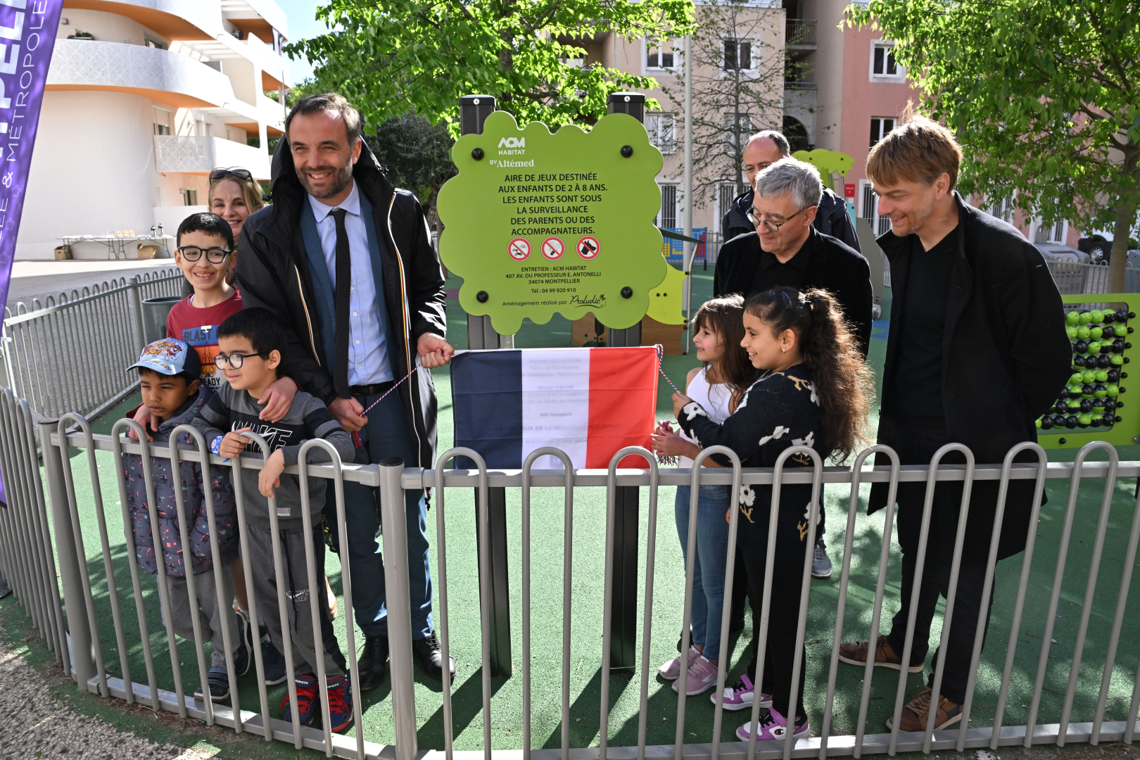 Les jeunes résidents inaugurent leur nouvelle aire de jeu aux côtés de Michel Calvo, président d'ACM, de Michaël Delafosse et de ses adjoints Stéphane Jouault, Clare Hart et Boris Bellanger