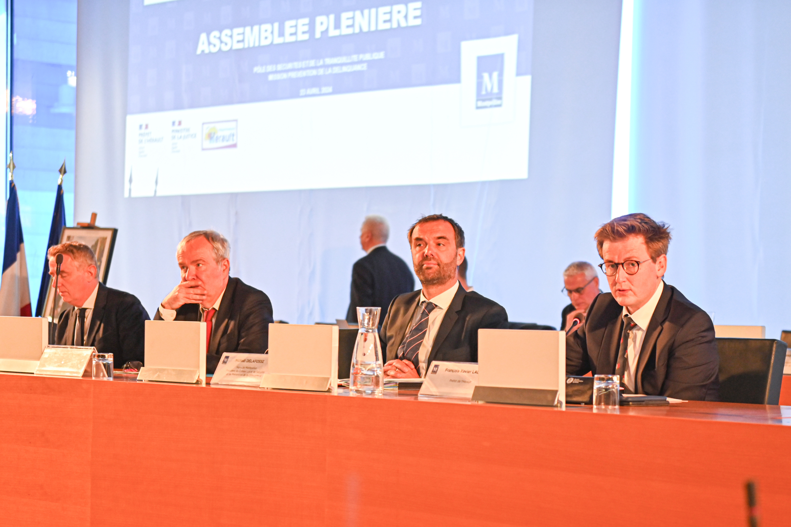 Michaël Delafosse, entouré du préfet de l'Hérault, François-Xavier Lauch, du procureur de Montpellier, Fabrice Belargent, et de son adjoint à la protection de la population, Sébastien Cote 