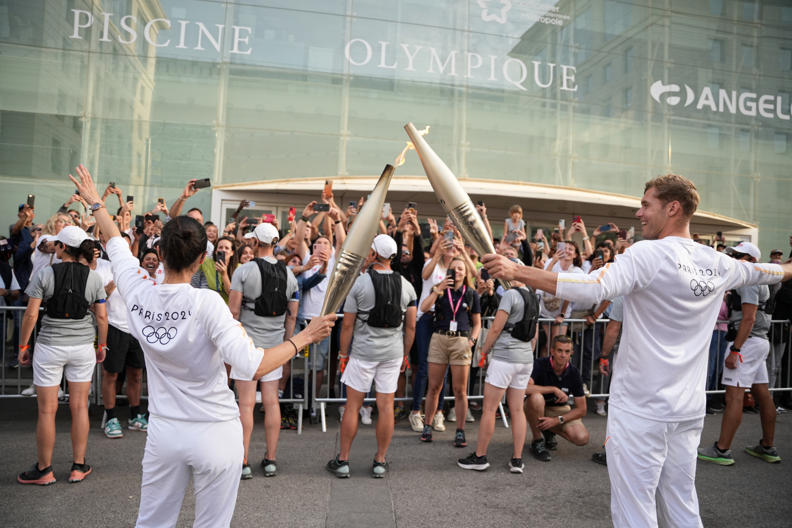 Dernier passage de relais devant la Piscine Olympique Angelotti
