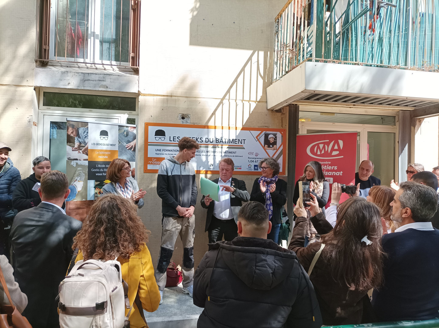 Véronique Brunet, adjointe du quartier Mosson déléguée à la Jeunesse, félicite les participants lors de la remise des diplômes