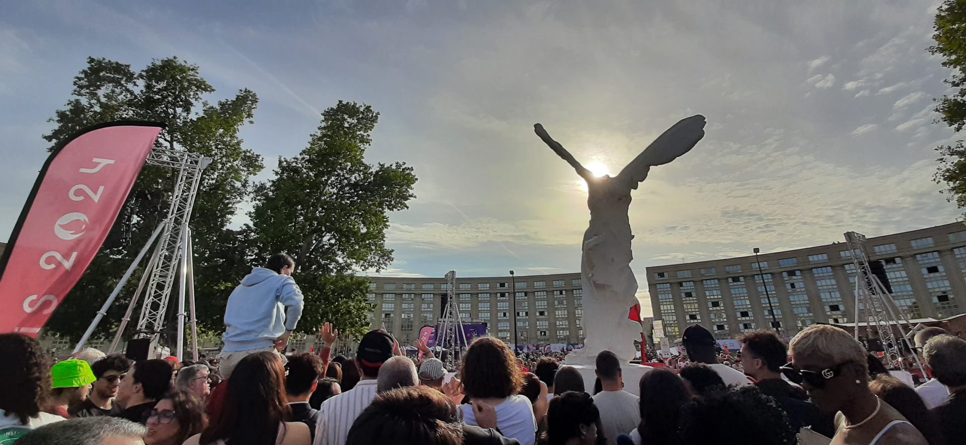 10 000 personnes et la Victoire de Samothrace attendaient la flamme au coeur du village olympique de la place de l'Europe