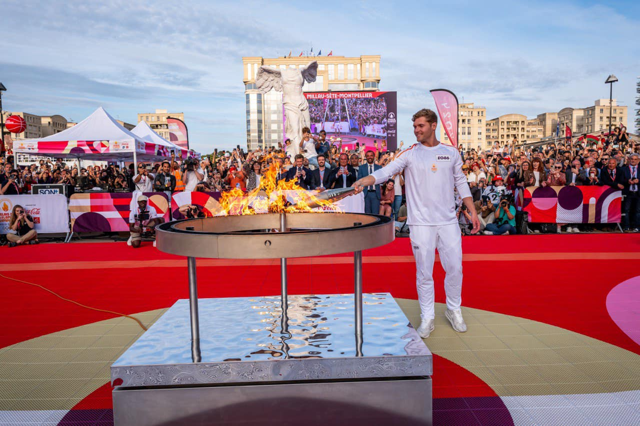 Allumage du chaudron olympique sur la place de l'Europe par Kevin Mayer