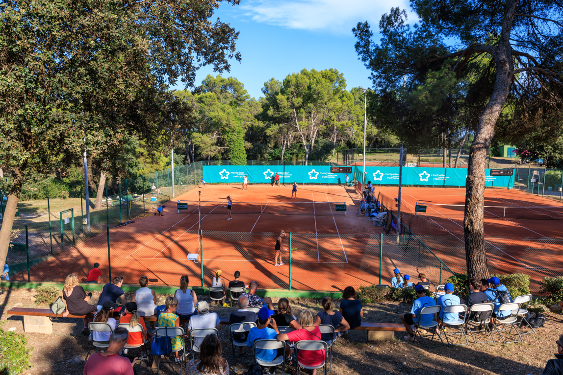 Vue des courts avec match en double