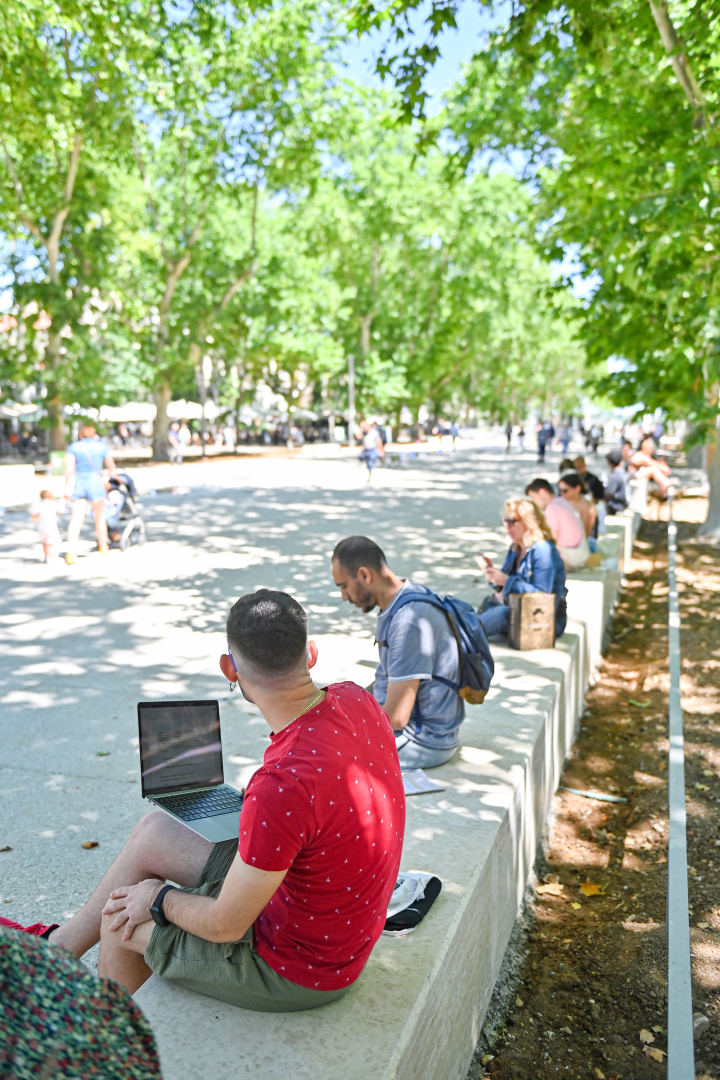 De nouveaux bancs, en prolongement de celui de la Comédie, pour plus de convivialité