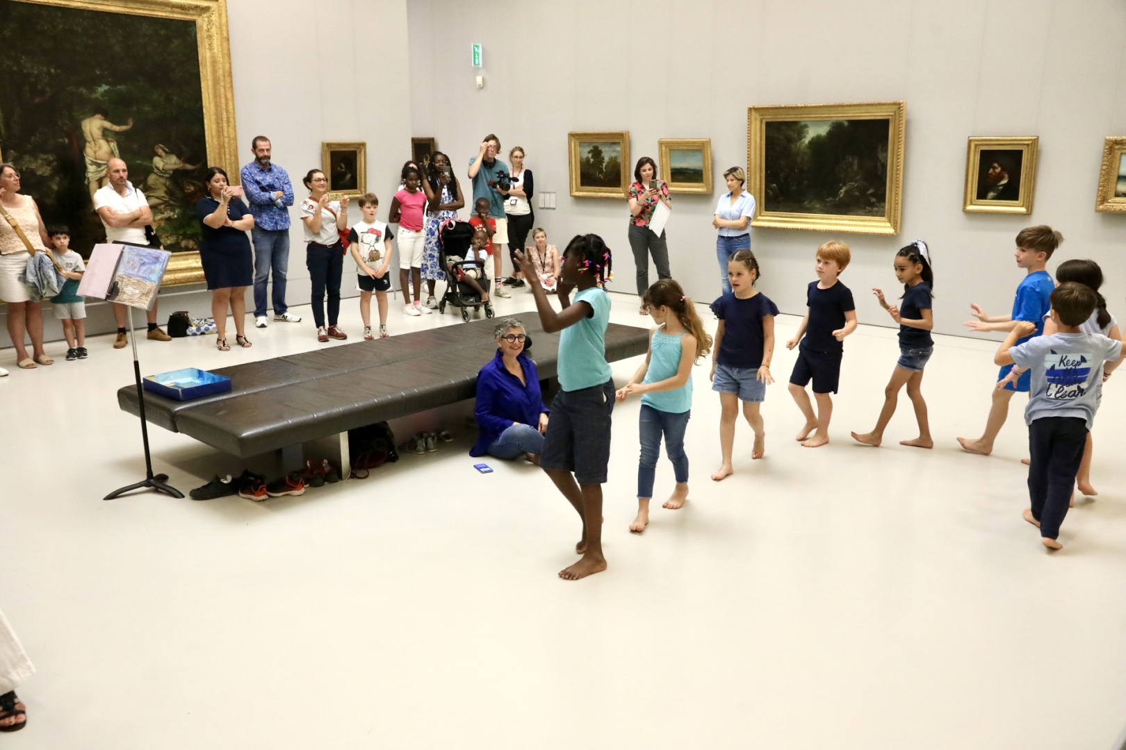 Les enfants présentent l'oeuvre parrainée par leur classe lors de cette première expérimentation