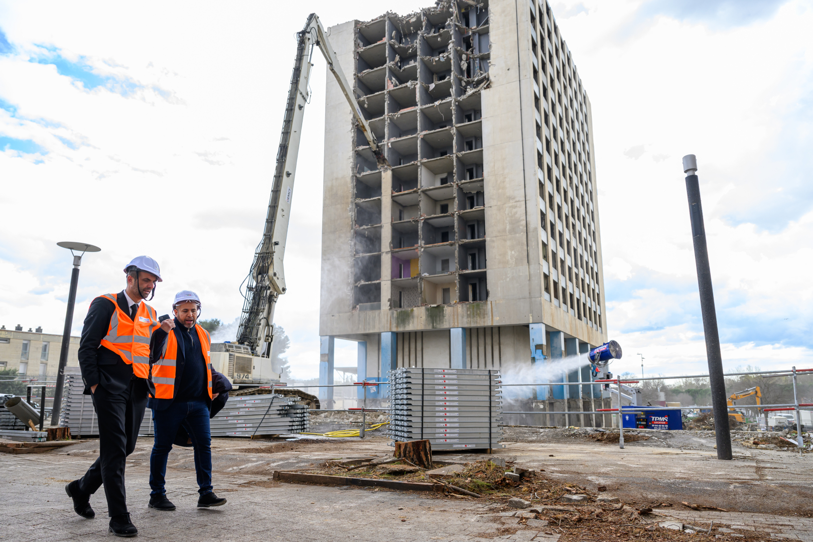 maire et élu chantier démolition pelle à grand bras 
