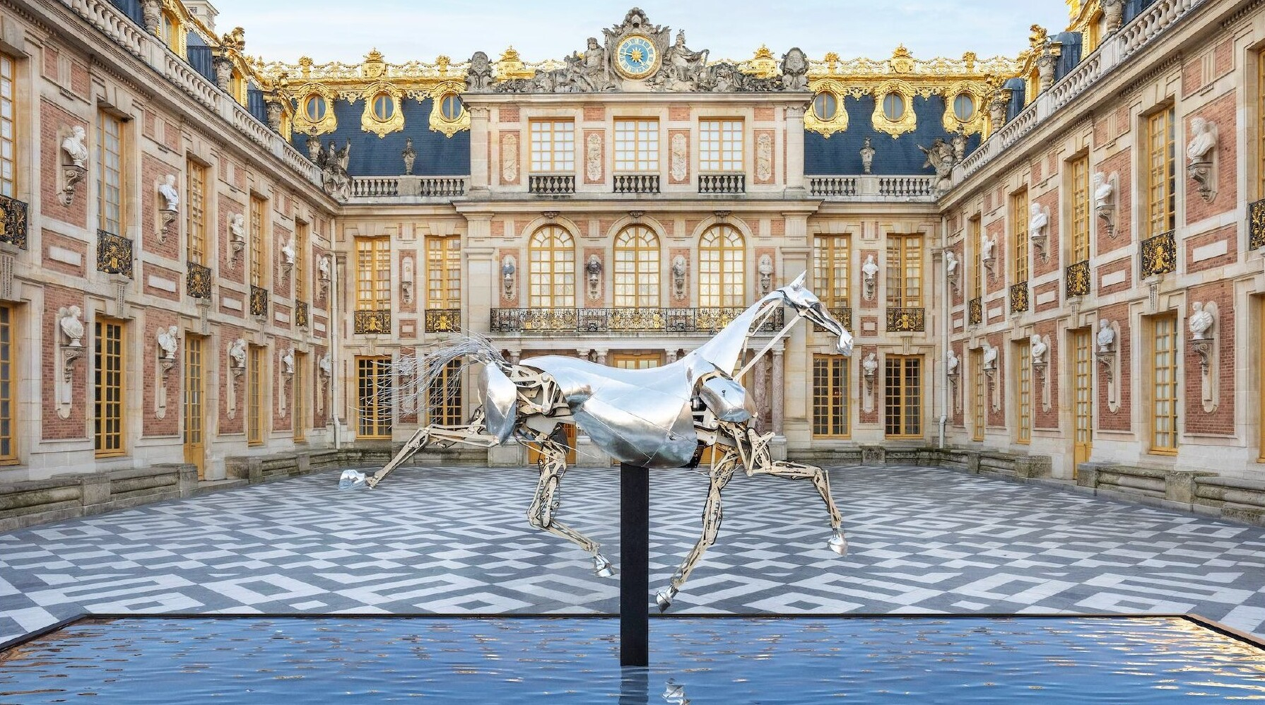 Zeus, cheval métallique animé de la cérémonie d'ouverture des JO de Paris dans la cour du château de Versailles 