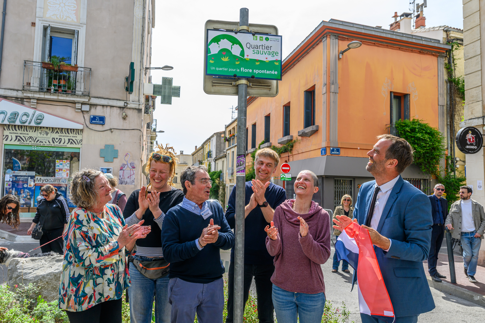 inauguration plaque quartier sauvage élus responsables associatifs place immeubles