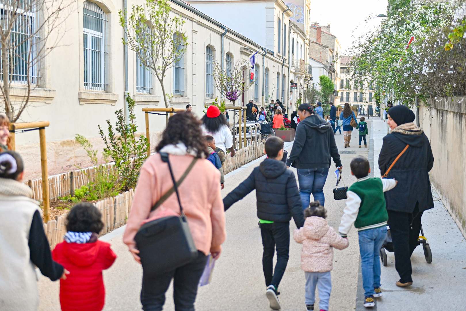 Les élèves sur le chemin de l'école