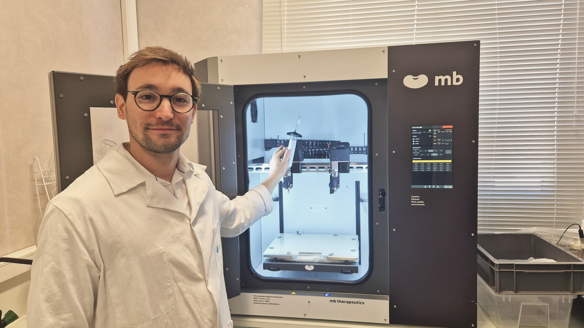 Le Dr Roulon et l'imprimante 3D de MB Therapeutics qui fabrique des médicaments sur mesure