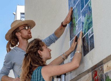 L'artiste cssJPG colle sur les murs ses photos
