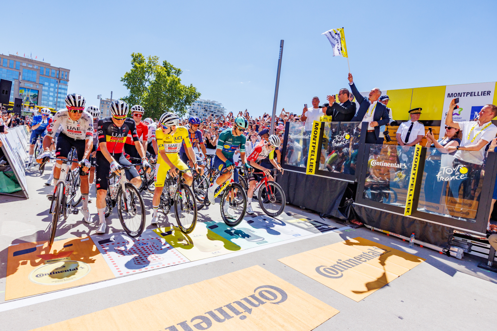 Maillots jaune vert et à pois coureurs Tout de France ligne de départ  sponsorspublic officiels 