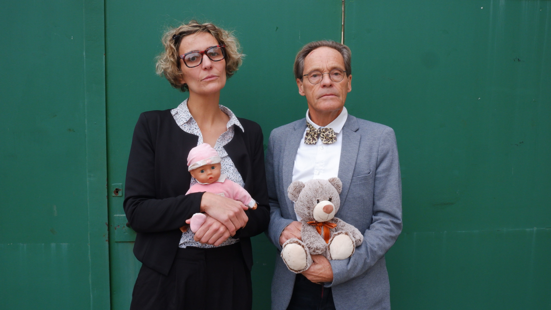comédiens costumés et peluches 