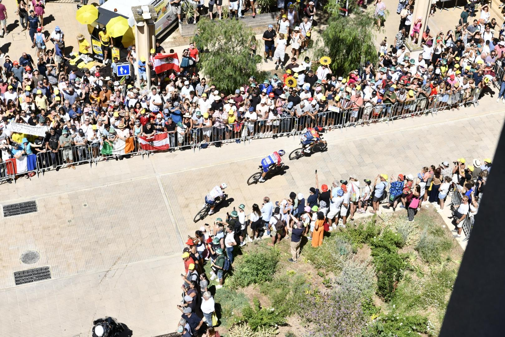 plan aérien des coureurs barrières public arbres 