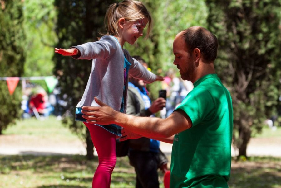 enfant éducateur arbres 